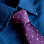 cravatta viola e camicia blu