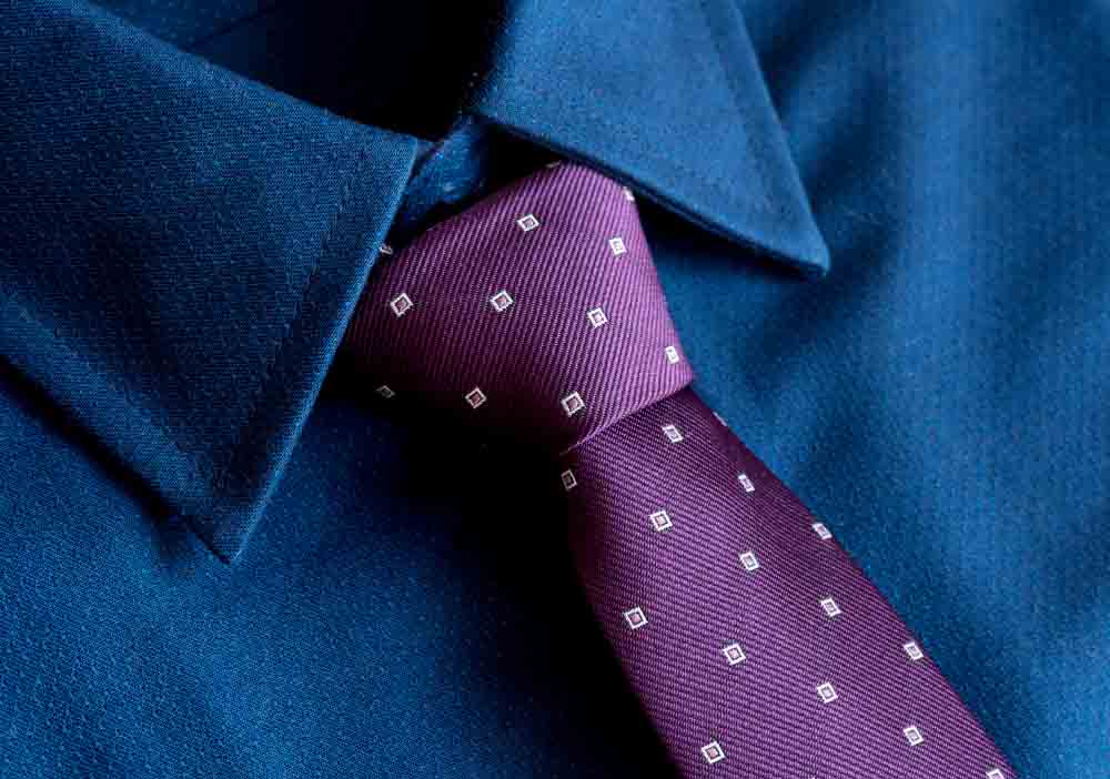 cravatta viola e camicia blu