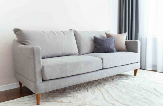 Si può pulire un divano con un ferro da stiro a vapore?