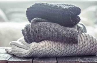Come eliminare le pieghe da un maglione